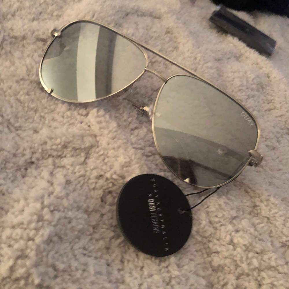 QUAY X DESI PERKINS * HIGH KEY REGULAR (not mini) SILVER/SILVER *